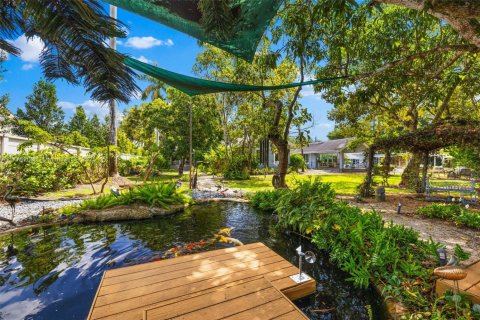 House in Miami, Florida 4 bedrooms, 329.71 sq.m. № 1693277 - photo 8