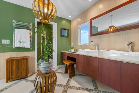 House in Miami, Florida 4 bedrooms, 329.71 sq.m. № 1693277 - photo 24