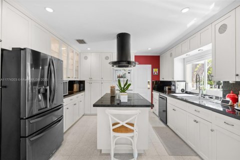 House in Miami, Florida 4 bedrooms, 329.71 sq.m. № 1693277 - photo 19