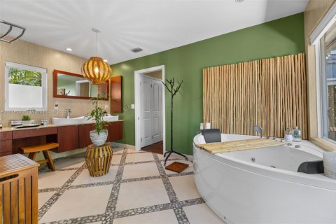 House in Miami, Florida 4 bedrooms, 329.71 sq.m. № 1693277 - photo 23