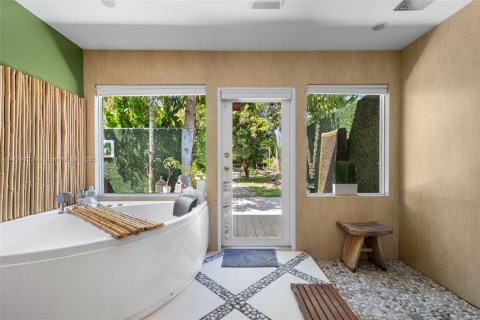 House in Miami, Florida 4 bedrooms, 329.71 sq.m. № 1693277 - photo 25