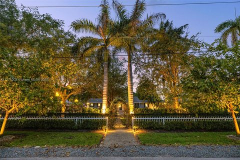 House in Miami, Florida 4 bedrooms, 329.71 sq.m. № 1693277 - photo 2