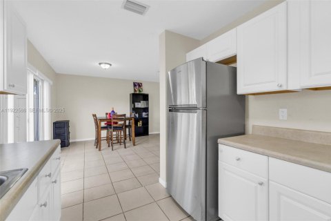 Купить таунхаус в Мирамар, Флорида 2 спальни, 117.99м2, № 1976480 - фото 10