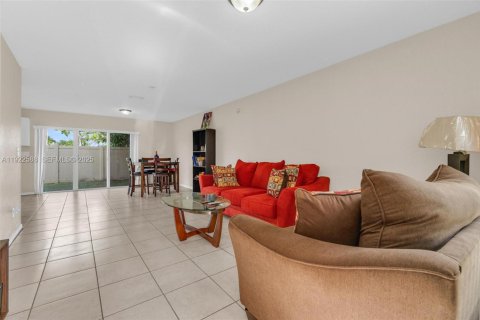 Купить таунхаус в Мирамар, Флорида 2 спальни, 117.99м2, № 1976480 - фото 3