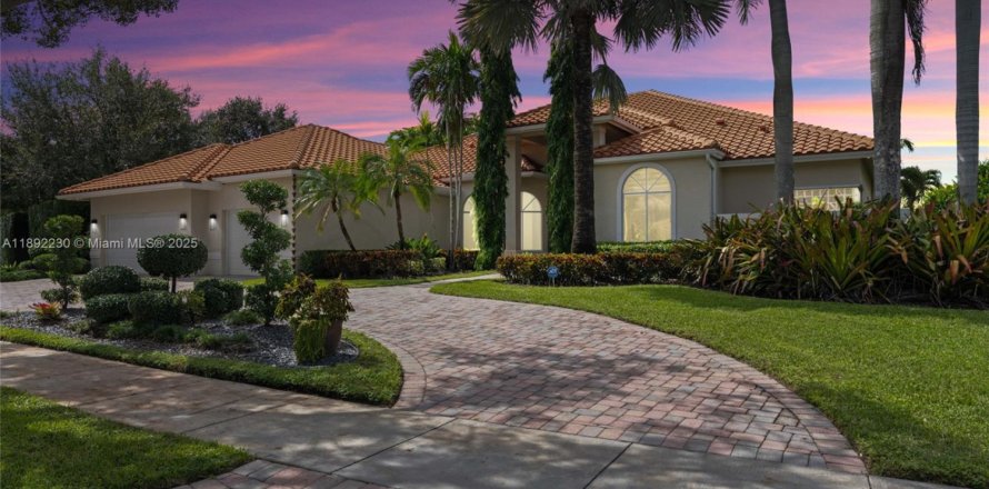 Villa ou maison à Weston, Floride 5 chambres, 353.86 m2 № 1946211