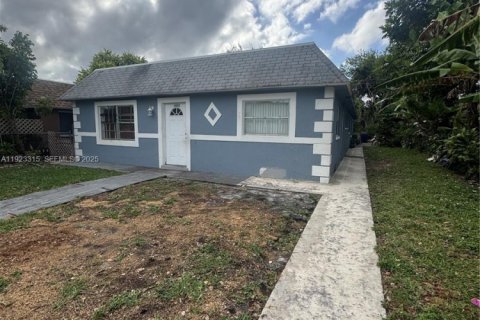 Villa ou maison à louer à Fort Lauderdale, Floride: 3 chambres, 214.05 m2 № 1976943 - photo 1