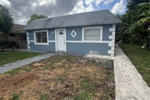 Villa ou maison à louer à Fort Lauderdale, Floride: 3 chambres, 214.05 m2 № 1976943 - photo 2