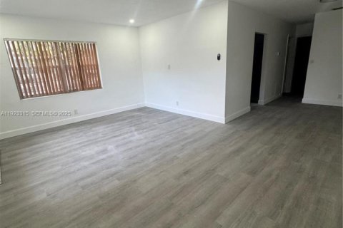 Villa ou maison à louer à Fort Lauderdale, Floride: 3 chambres, 214.05 m2 № 1976943 - photo 11