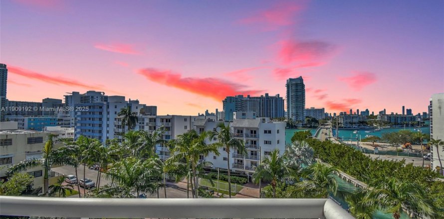 Кондоминиум с 2 спальнями в Майами-Бич, Флорида № 1964815