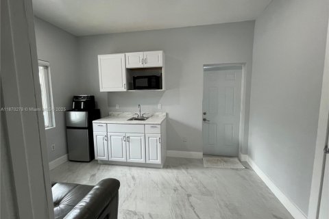 Снять в аренду коммерческую недвижимость в Майами, Флорида 1 спальня, 175.68м2, № 1991849 - фото 1
