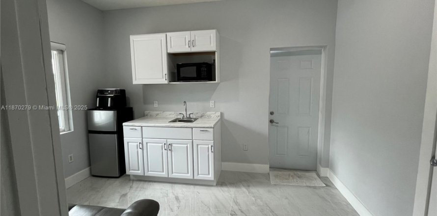 Коммерческая недвижимость в Майами, Флорида 1 спальня, 175.68м2 № 1991849