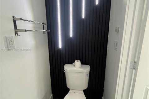 Снять в аренду коммерческую недвижимость в Майами, Флорида 1 спальня, 175.68м2, № 1991849 - фото 4