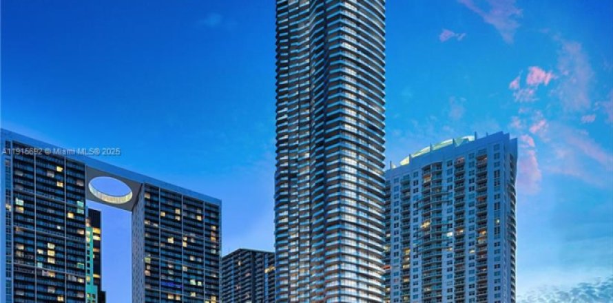 Кондоминиум с 4 спальнями в Майами, Флорида № 1971009