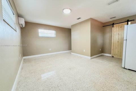 Villa ou maison à louer à Miami, Floride: 293.01 m2 № 1711636 - photo 2