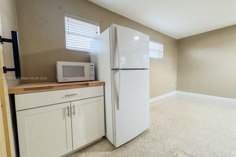 Villa ou maison à louer à Miami, Floride: 293.01 m2 № 1711636 - photo 5