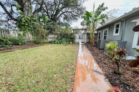Villa ou maison à louer à Miami, Floride: 293.01 m2 № 1711636 - photo 9