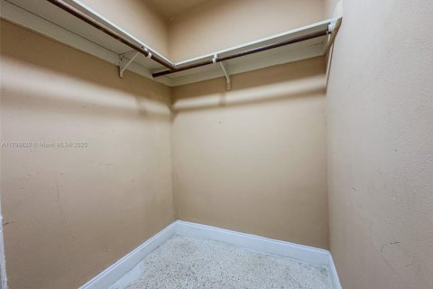Villa ou maison à louer à Miami, Floride: 293.01 m2 № 1711636 - photo 7