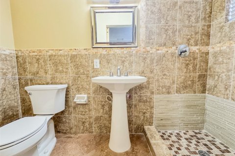Villa ou maison à louer à Miami, Floride: 293.01 m2 № 1711636 - photo 6