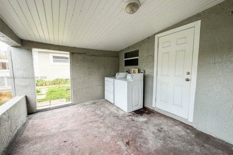 Villa ou maison à louer à Miami, Floride: 293.01 m2 № 1711636 - photo 10