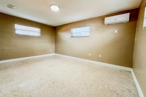 Villa ou maison à louer à Miami, Floride: 293.01 m2 № 1711636 - photo 3