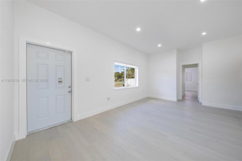 Casa en venta en Miami Gardens, Florida, 3 dormitorios, 139.54 m2 № 2000613 - foto 6