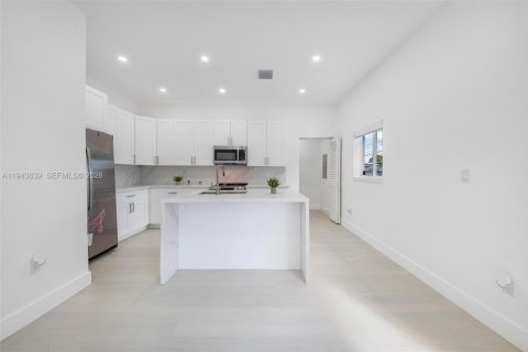 Casa en venta en Miami Gardens, Florida, 3 dormitorios, 139.54 m2 № 2000613 - foto 12