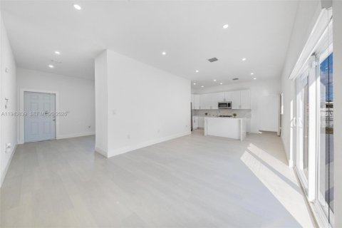 Casa en venta en Miami Gardens, Florida, 3 dormitorios, 139.54 m2 № 2000613 - foto 10