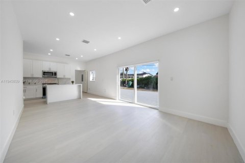 Casa en venta en Miami Gardens, Florida, 3 dormitorios, 139.54 m2 № 2000613 - foto 9