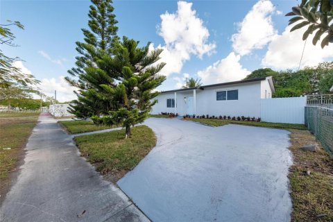 Casa en venta en Miami Gardens, Florida, 3 dormitorios, 139.54 m2 № 2000613 - foto 2