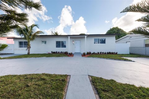Casa en venta en Miami Gardens, Florida, 3 dormitorios, 139.54 m2 № 2000613 - foto 4