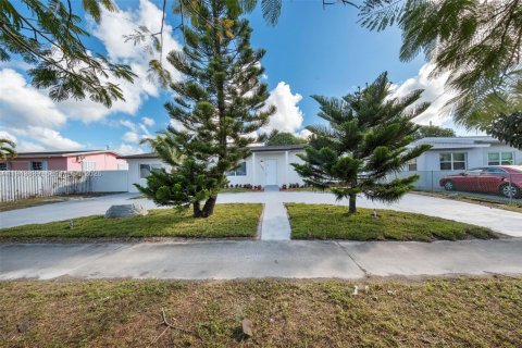 Casa en venta en Miami Gardens, Florida, 3 dormitorios, 139.54 m2 № 2000613 - foto 5