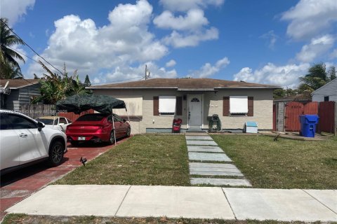 Купить виллу или дом в Холливуд, Флорида 2 спальни, 80.27м2, № 1985398 - фото 1