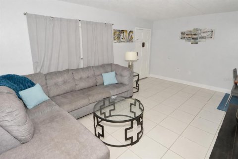 Condo in Largo, Florida, 1 bedroom  № 2223794 - photo 16