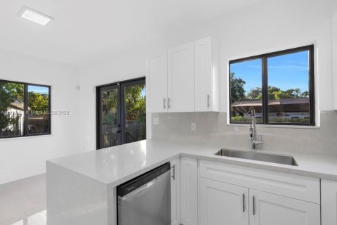 House in Miami, Florida 3 bedrooms, 131.92 sq.m. № 1972191 - photo 13