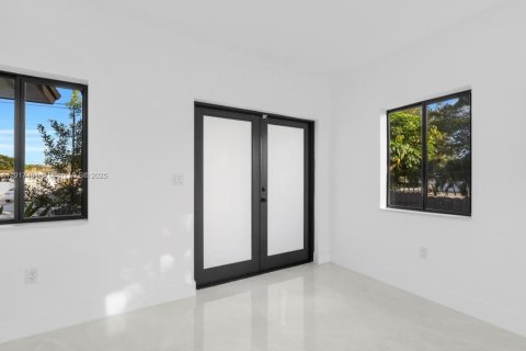 House in Miami, Florida 3 bedrooms, 131.92 sq.m. № 1972191 - photo 5