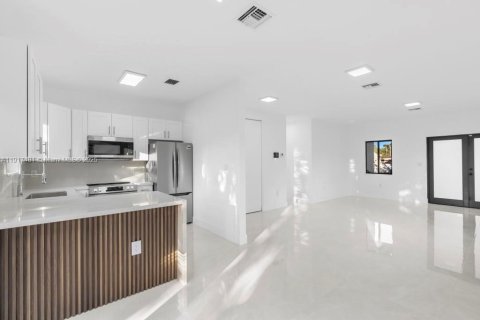 House in Miami, Florida 3 bedrooms, 131.92 sq.m. № 1972191 - photo 11