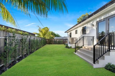 House in Miami, Florida 3 bedrooms, 131.92 sq.m. № 1972191 - photo 24