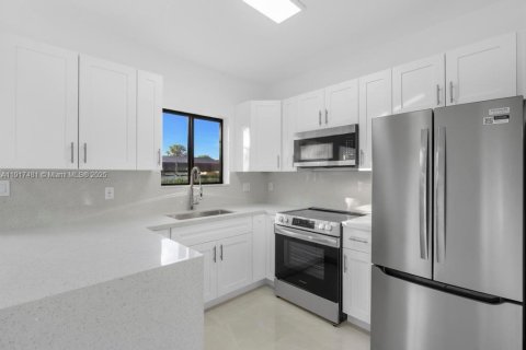 House in Miami, Florida 3 bedrooms, 131.92 sq.m. № 1972191 - photo 12