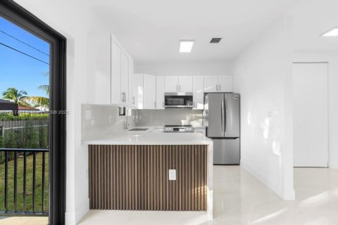 House in Miami, Florida 3 bedrooms, 131.92 sq.m. № 1972191 - photo 10