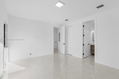 House in Miami, Florida 3 bedrooms, 131.92 sq.m. № 1972191 - photo 17