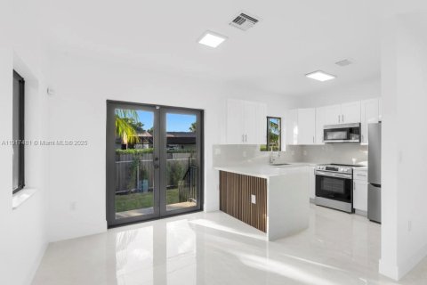 House in Miami, Florida 3 bedrooms, 131.92 sq.m. № 1972191 - photo 9