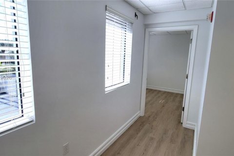 Commercial property in Miami, Florida № 2153879 - photo 8