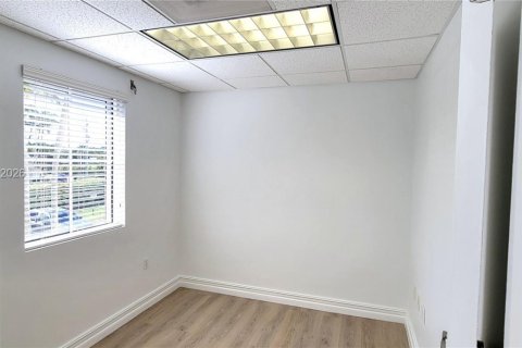 Commercial property in Miami, Florida № 2153879 - photo 9