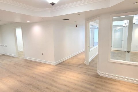 Commercial property in Miami, Florida № 2153879 - photo 1