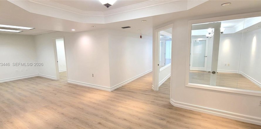 Commercial property in Miami, Florida № 2153879