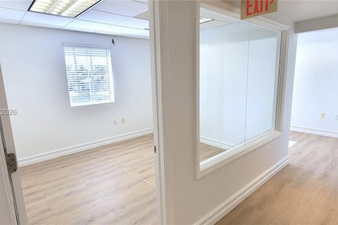 Commercial property in Miami, Florida № 2153879 - photo 5