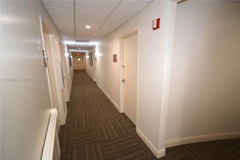 Commercial property in Miami, Florida № 2153879 - photo 13