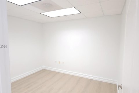 Commercial property in Miami, Florida № 2153879 - photo 10