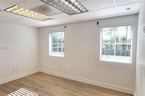 Commercial property in Miami, Florida № 2153879 - photo 4