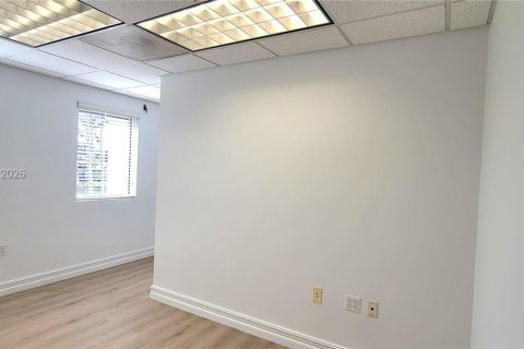 Commercial property in Miami, Florida № 2153879 - photo 6